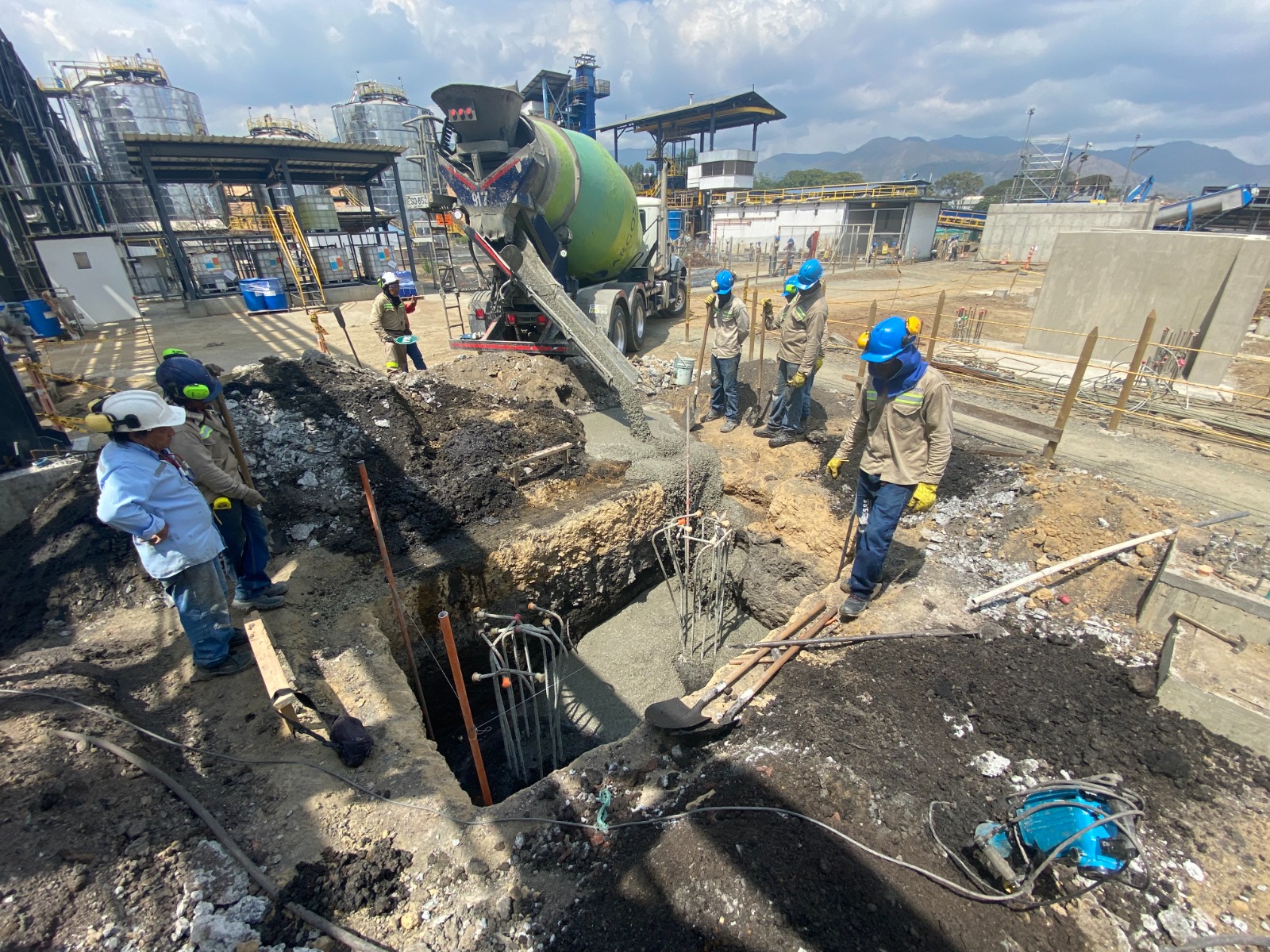 Obreros en cimentaci車n